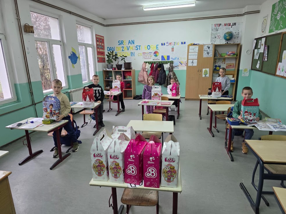 Novogodišnji paketići za prvačiće u školama Sapne, Križevića, Orahovca i Dubnice od bivših učenika ovih škola okupljenih oko portskog udruženja Bosna Reutlingen-Njemačka (FOTO) 