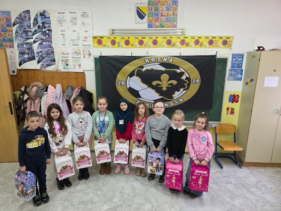 Novogodišnji paketići za prvačiće u školama Sapne, Križevića, Orahovca i Dubnice od bivših učenika ovih škola okupljenih oko portskog udruženja Bosna Reutlingen-Njemačka (FOTO) 
