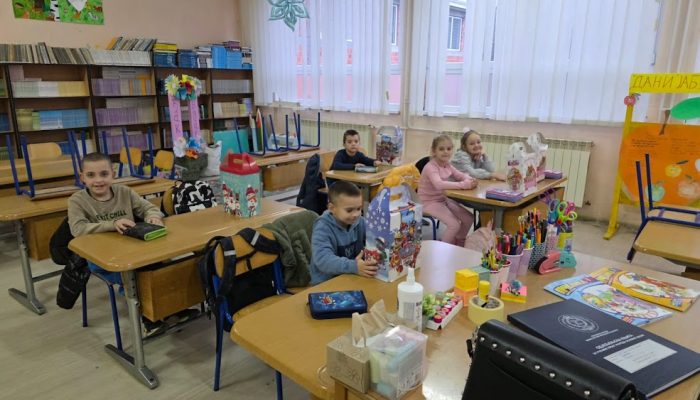 Novogodišnji paketići za prvačiće u školama Sapne, Križevića, Orahovca i Dubnice od bivših učenika ovih škola okupljenih oko portskog udruženja Bosna Reutlingen-Njemačka (FOTO)