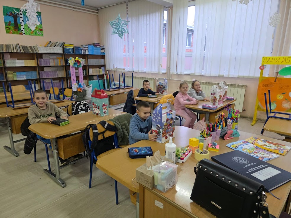 Novogodišnji paketići za prvačiće u školama Sapne, Križevića, Orahovca i Dubnice od bivših učenika ovih škola okupljenih oko portskog udruženja Bosna Reutlingen-Njemačka (FOTO)