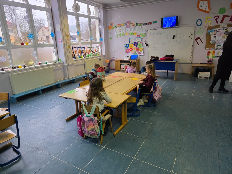 Novogodišnji paketići za prvačiće u školama Sapne, Križevića, Orahovca i Dubnice od bivših učenika ovih škola okupljenih oko portskog udruženja Bosna Reutlingen-Njemačka (FOTO) 