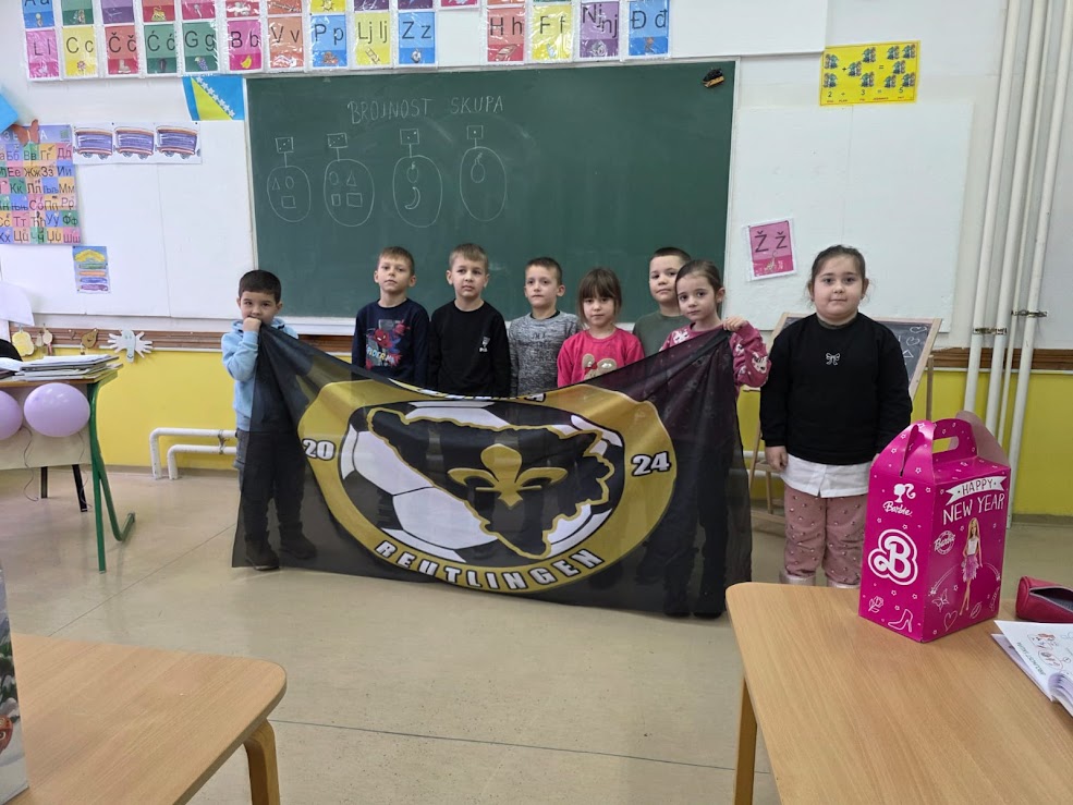 Novogodišnji paketići za prvačiće u školama Sapne, Križevića, Orahovca i Dubnice od bivših učenika ovih škola okupljenih oko portskog udruženja Bosna Reutlingen-Njemačka (FOTO) 