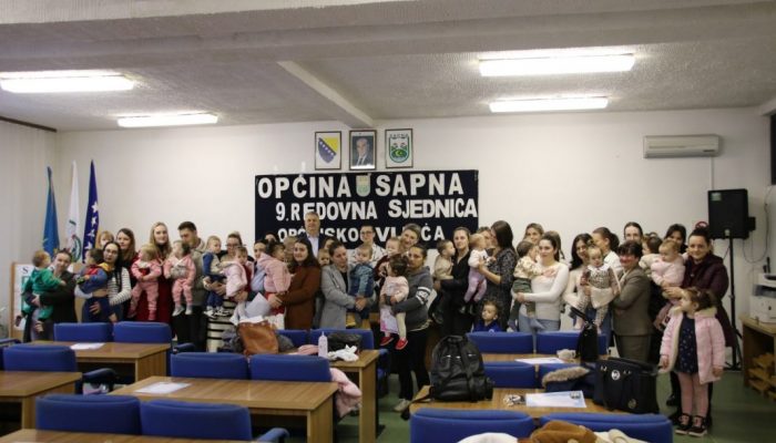 Općina Sapna nagradila 51 novorođenče: Zabilježen porast broja beba u odnosu na prošlu godinu