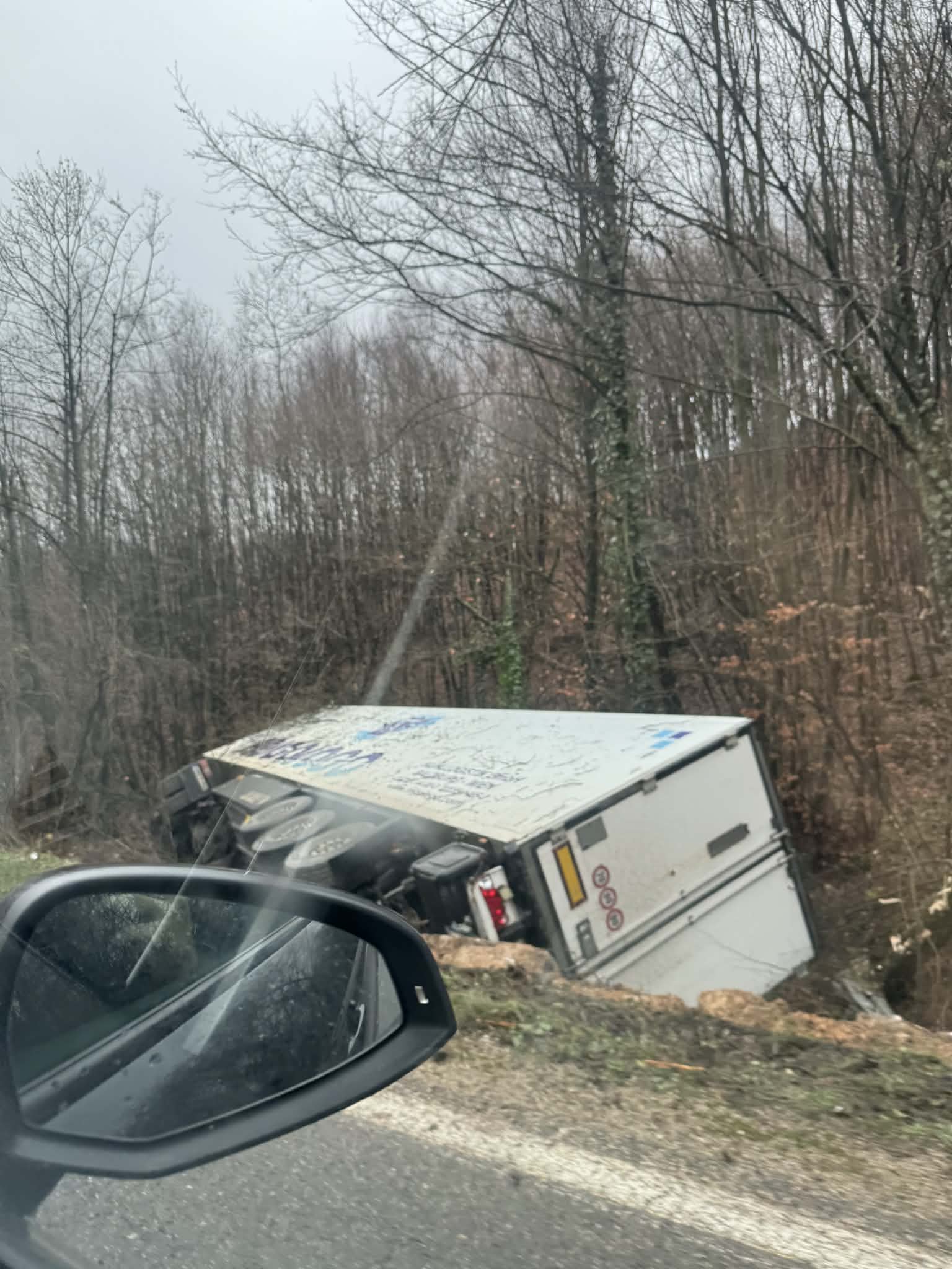 Kamion sletio s puta na Crnom Vrhu (FOTO)