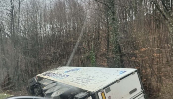 Kamion sletio s puta na Crnom Vrhu (FOTO)