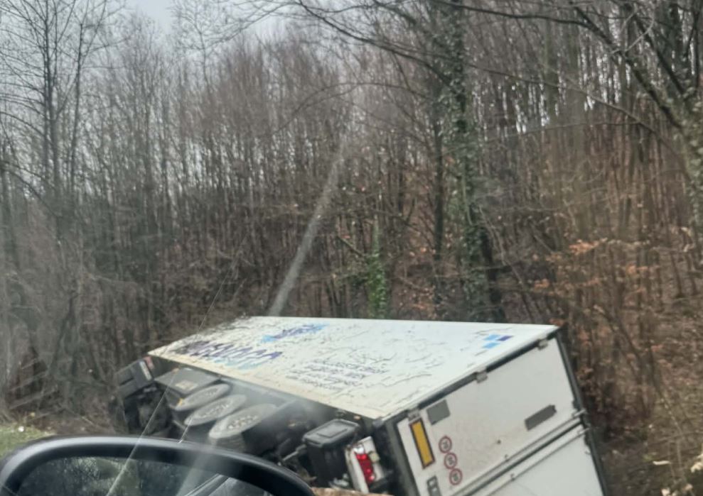 Kamion sletio s puta na Crnom Vrhu (FOTO)