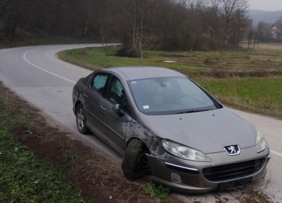 Automobilom sletio sa puta Karakaj - Sapna, mještani Hajdarevića pomagali da se automobil izvuče iz kanala (FOTO)