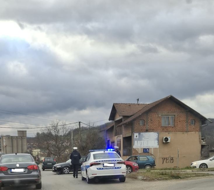 Usporen saobraćaj u Karakaju zbog saobraćajne nezgode na raskrsnici skretanja za Sapnu