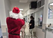 Djed Mraz obradovao mališane na Pedijatriji JZU Bolnica Zvornik (FOTO)