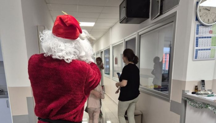 Djed Mraz obradovao mališane na Pedijatriji JZU Bolnica Zvornik (FOTO)