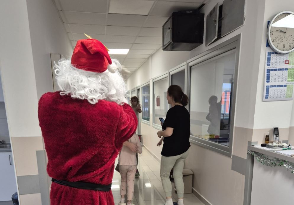 Djed Mraz obradovao mališane na Pedijatriji JZU Bolnica Zvornik (FOTO)