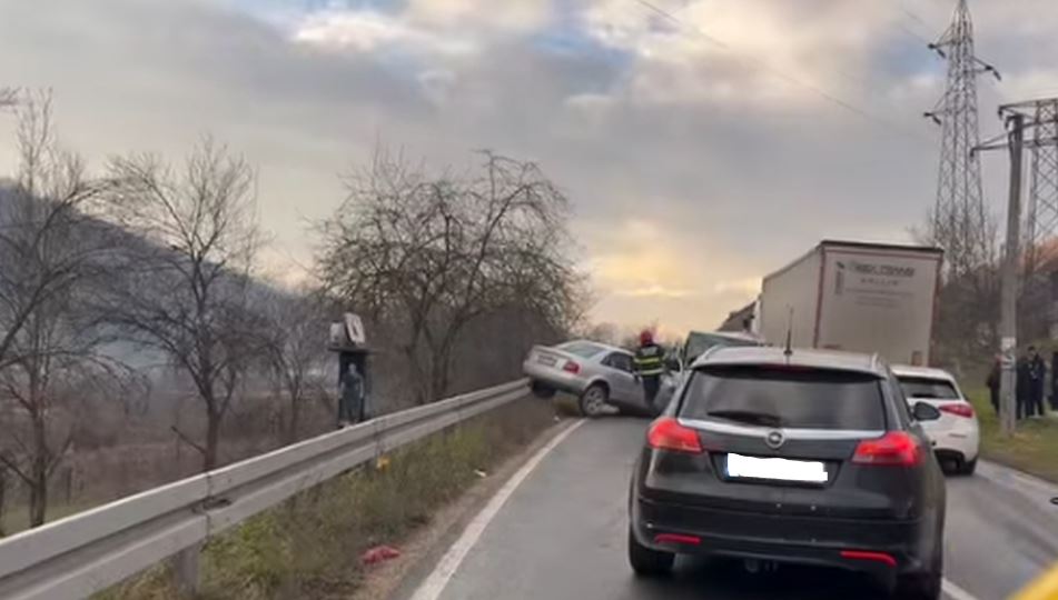 Dva lica završila u zvorničkoj bolnici nakon saobraćajne nezgode na ulazu u grad (FOTO+VIDEO)