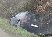 Automobil sletio s kolovoza u kanal na regionalnom putu Drinjača-Bratunac (FOTO)