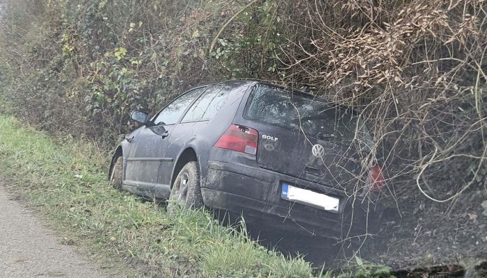 Automobil sletio s kolovoza u kanal na regionalnom putu Drinjača-Bratunac (FOTO)