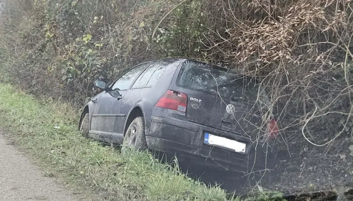 Golf sletio sa kolovoza, dva lica završila u zvorničkoj bolnici, vozač dobio kaznu
