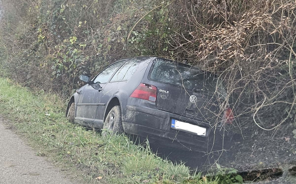 Automobil sletio s kolovoza u kanal na regionalnom putu Drinjača-Bratunac (FOTO)