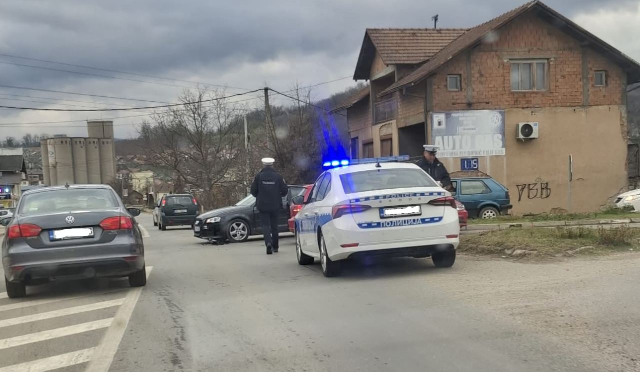Usporen saobraćaj u Karakaju zbog saobraćajne nezgode na raskrsnici skretanja za Sapnu