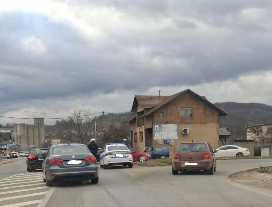 Usporen saobraćaj u Karakaju zbog saobraćajne nezgode na raskrsnici skretanja za Sapnu