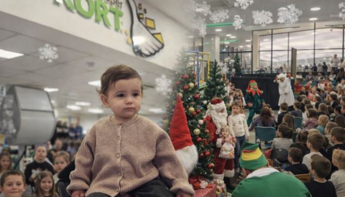 Deda Mraz i predstava među rafovima: KORT market u Zvorniku priredio prazničnu radost za djecu (FOTO)