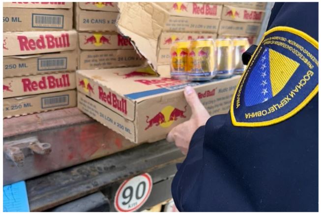Carinici u BiH zaplijenili 69.600 limenki krivotvorenog Red Bulla