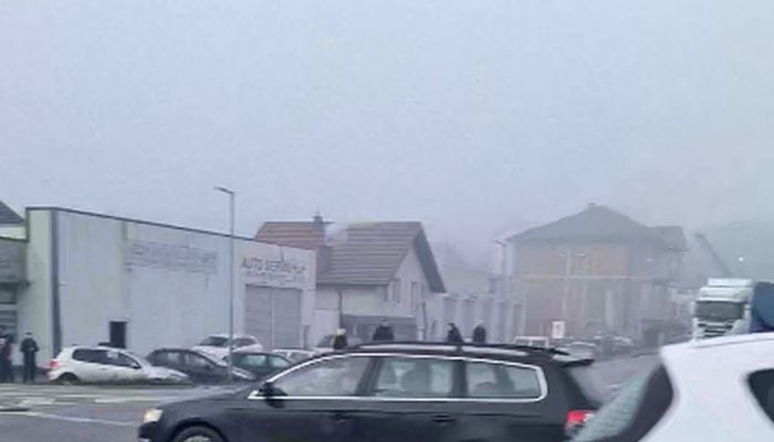 Teška saobraćajna nezgoda na raskrsnici u Karakaju, teške povrede zadobila ženska osoba koja je prelazila put (FOTO)