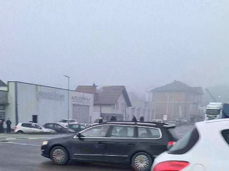 Teška saobraćajna nezgoda na raskrsnici u Karakaju, teške povrede zadobila ženska osoba koja je prelazila put (FOTO)