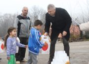 Načelnik Mahmutović uručio novogodišnje paketiće djeci romske nacionalnosti
