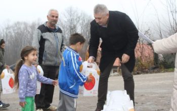 Načelnik Mahmutović uručio novogodišnje paketiće djeci romske nacionalnosti