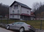 Automobilom sletio sa puta Karakaj – Sapna, mještani Hajdarevića pomagali da se automobil izvuče iz kanala (FOTO)