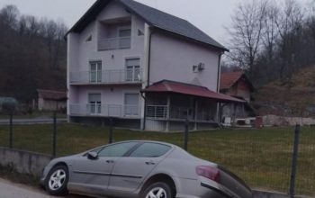 Automobilom sletio sa puta Karakaj - Sapna, mještani Hajdarevića pomagali da se automobil izvuče iz kanala (FOTO)