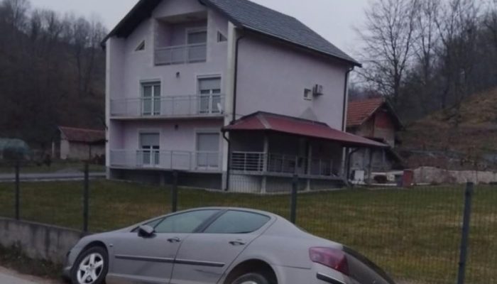 Automobilom sletio sa puta Karakaj – Sapna, mještani Hajdarevića pomagali da se automobil izvuče iz kanala (FOTO)