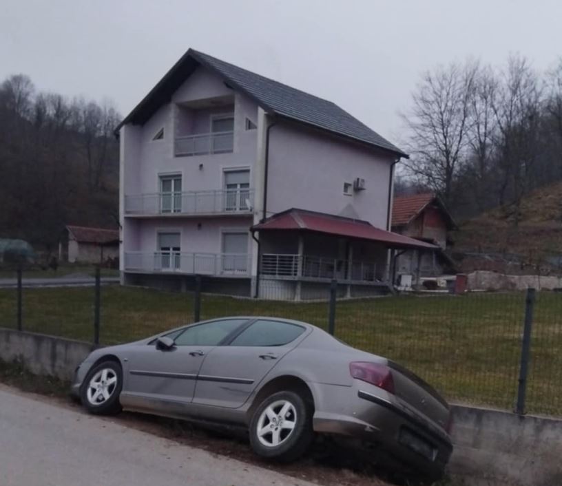 Automobilom sletio sa puta Karakaj - Sapna, mještani Hajdarevića pomagali da se automobil izvuče iz kanala (FOTO)