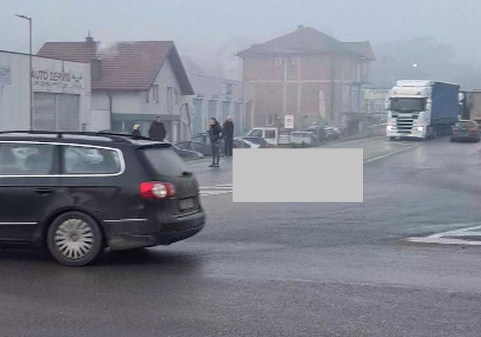 Teška saobraćajna nezgoda na raskrsnici u Karakaju, teške povrede zadobila ženska osoba koja je prelazila put (FOTO)