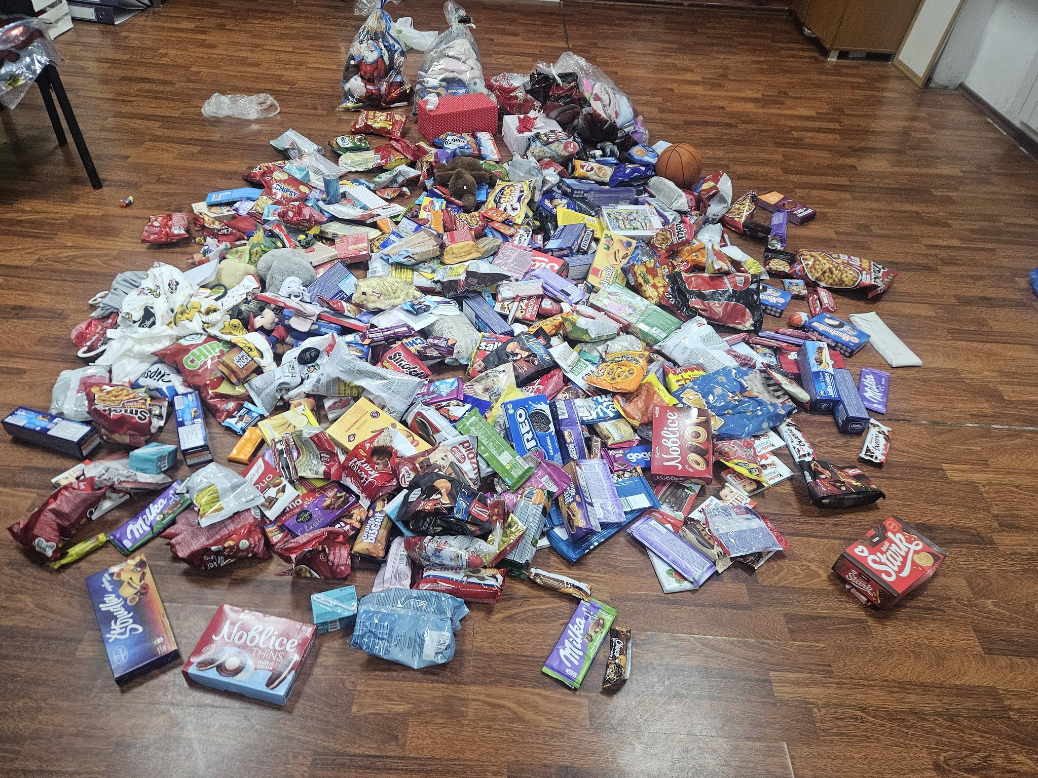 Zvornički fudbaleri i organizatori Novogodišnjeg futsal turnira u trećem poluvremenu: Uručeni slatki paketići mališanima koji se trenutno nalaze na Pedijatrijskom odjeljenju JZU Bolnica Zvornik