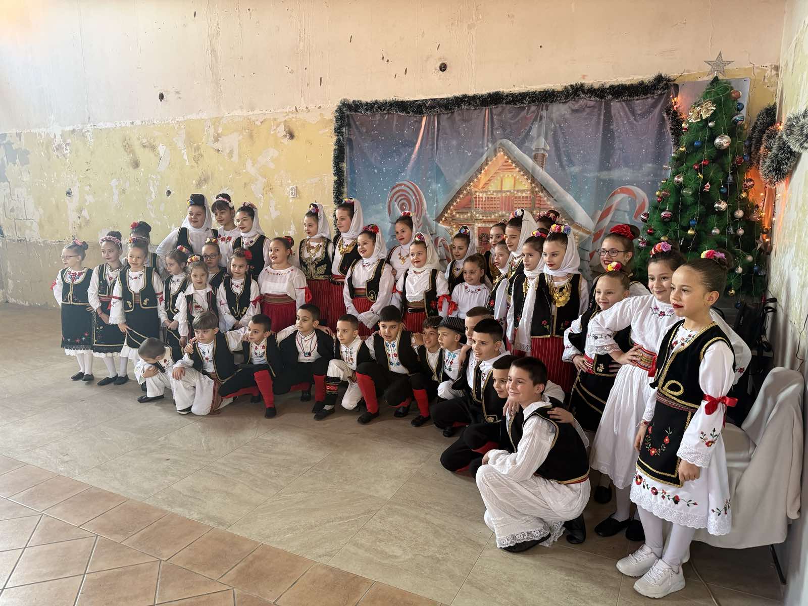 „Tabančići“ priredili novogodišnji koncert: Podijeljeno 150 paketića mališanima iz Tabanaca (FOTO)