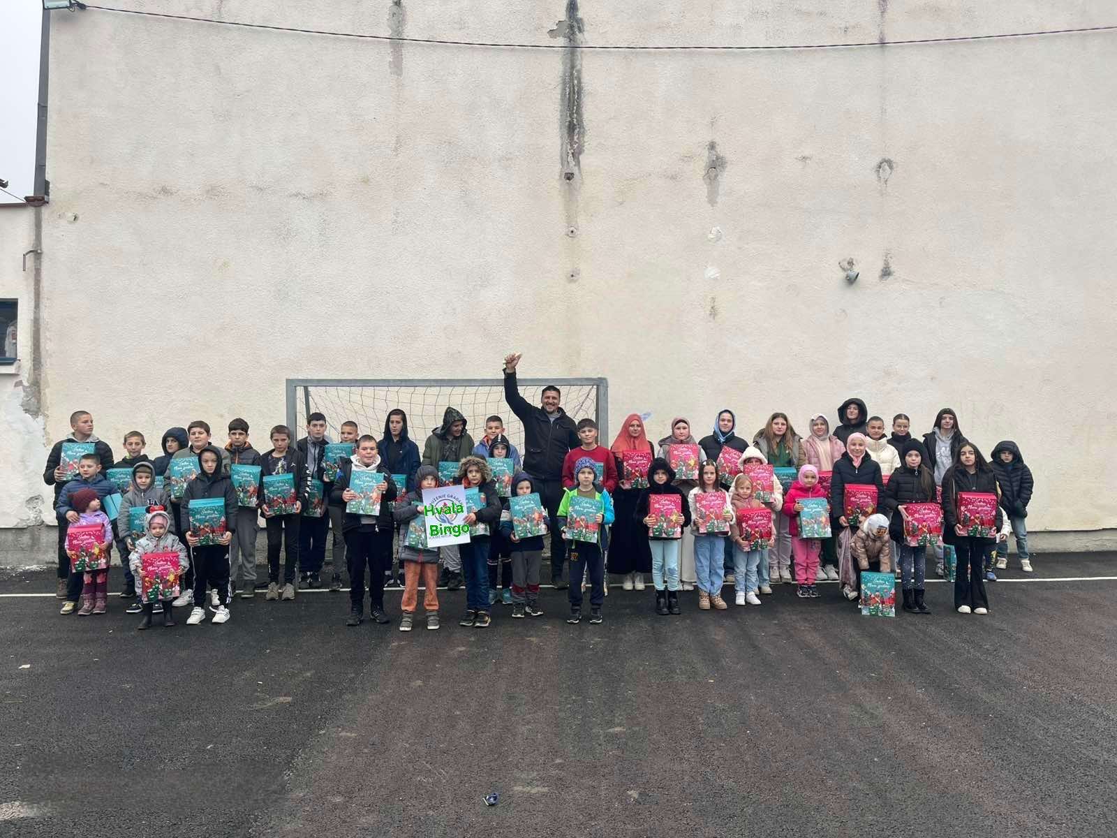 Oko dvije stotine paketića za osnovce u nekoliko škola Zvornika (FOTO)