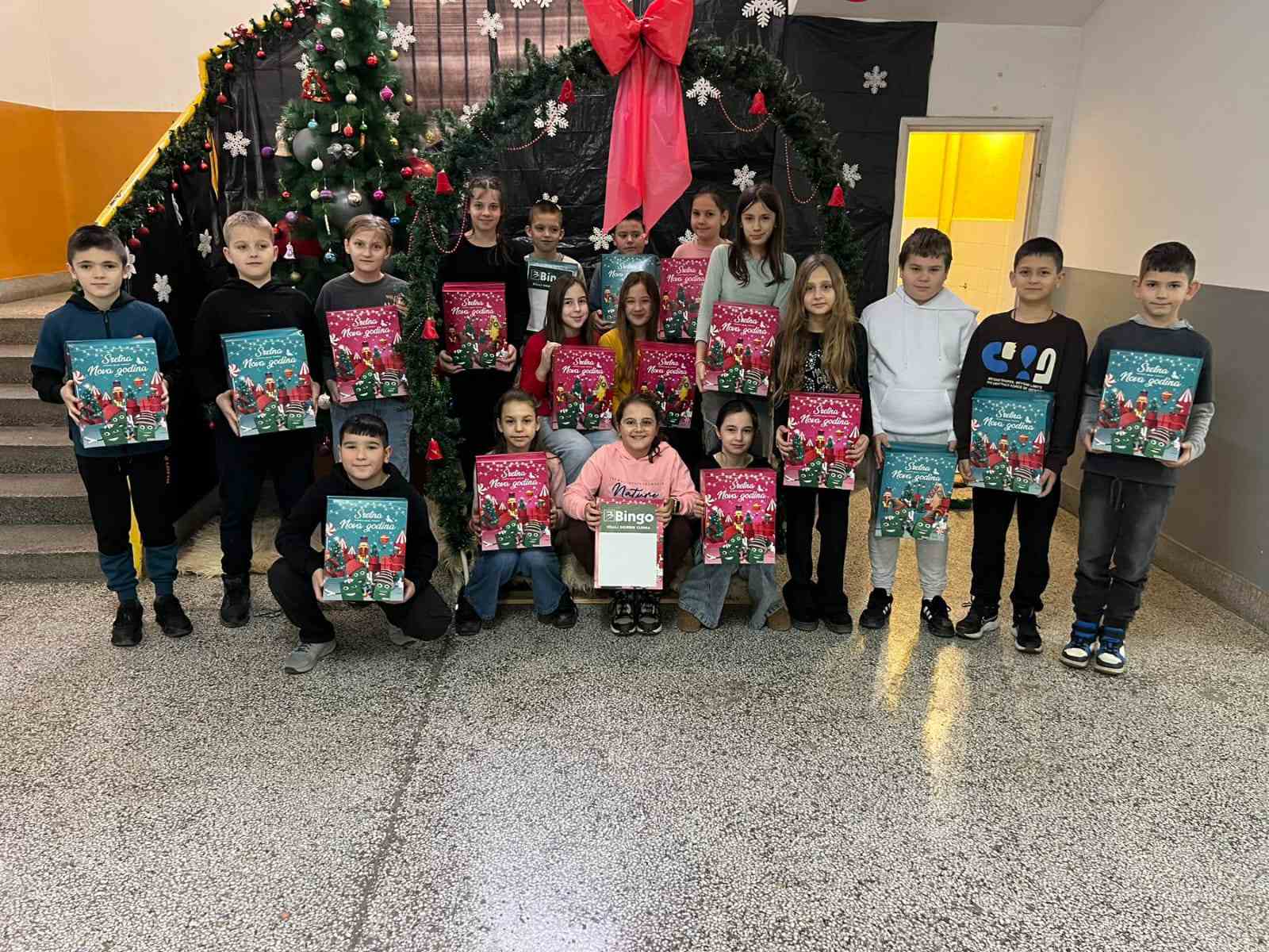 Oko dvije stotine paketića za osnovce u nekoliko škola Zvornika (FOTO)