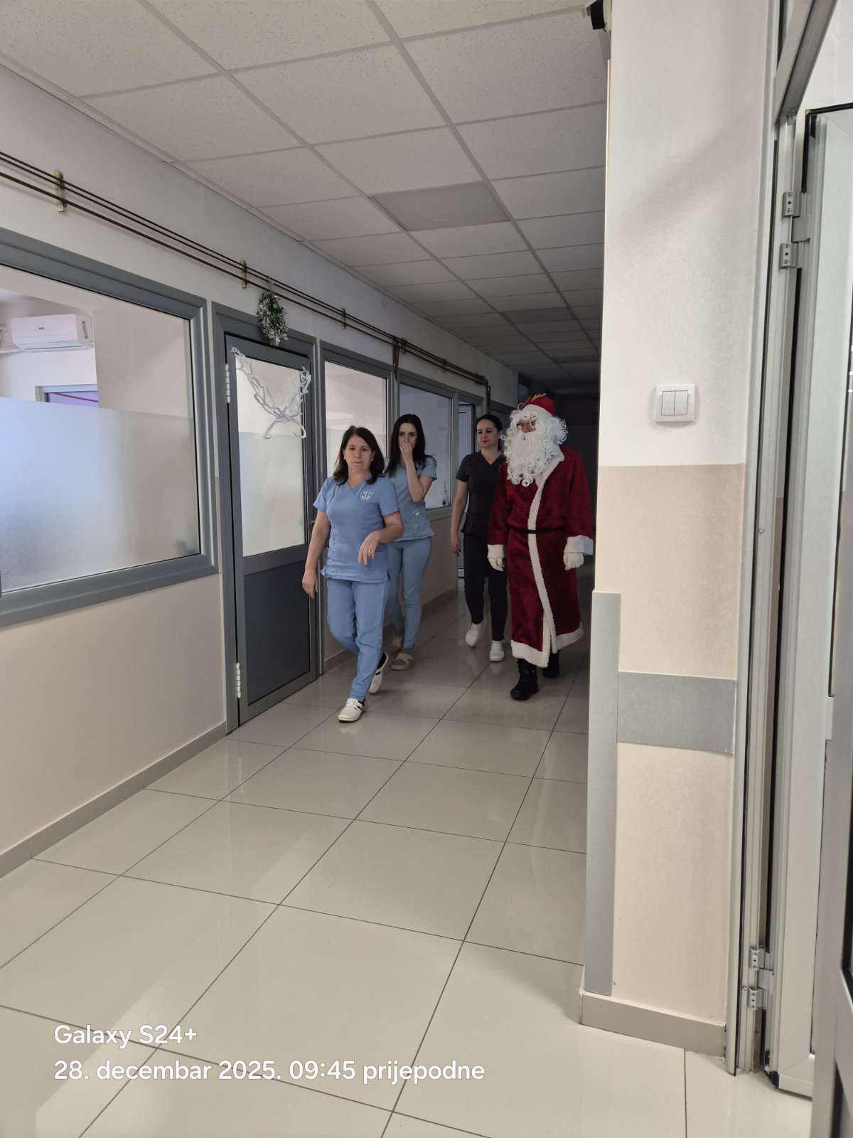 Djed Mraz obradovao mališane na Pedijatriji JZU Bolnica Zvornik (FOTO)