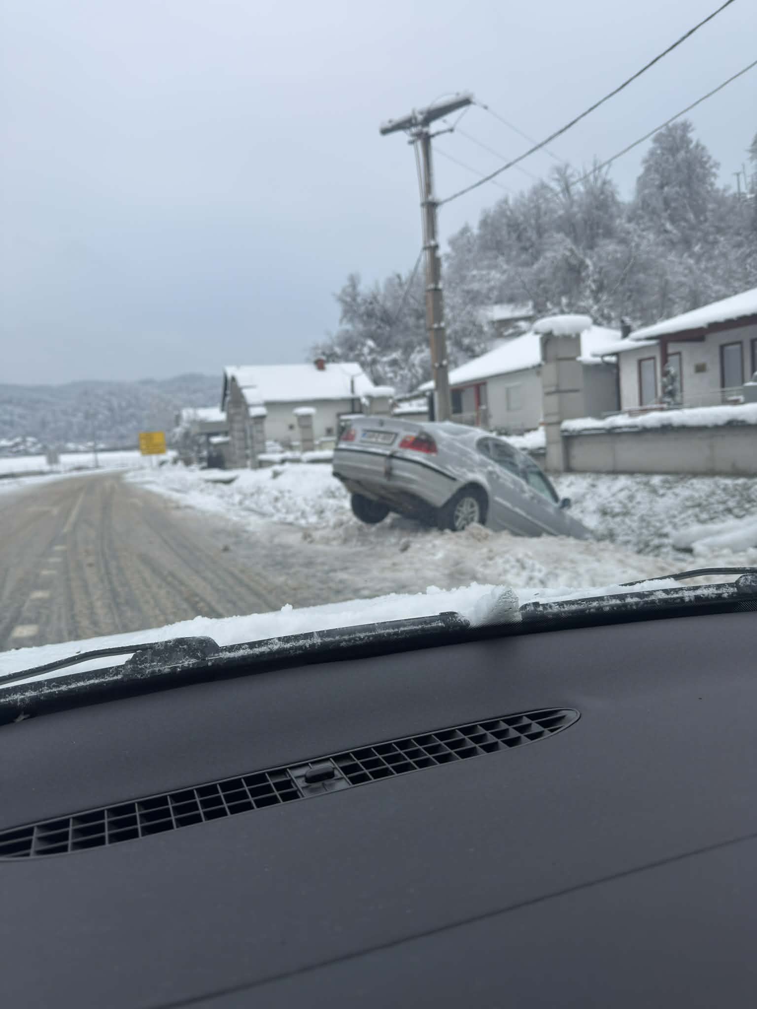 Automobil sletio s puta u kanal pored pravoslavne crkve u Karakaju (FOTO)