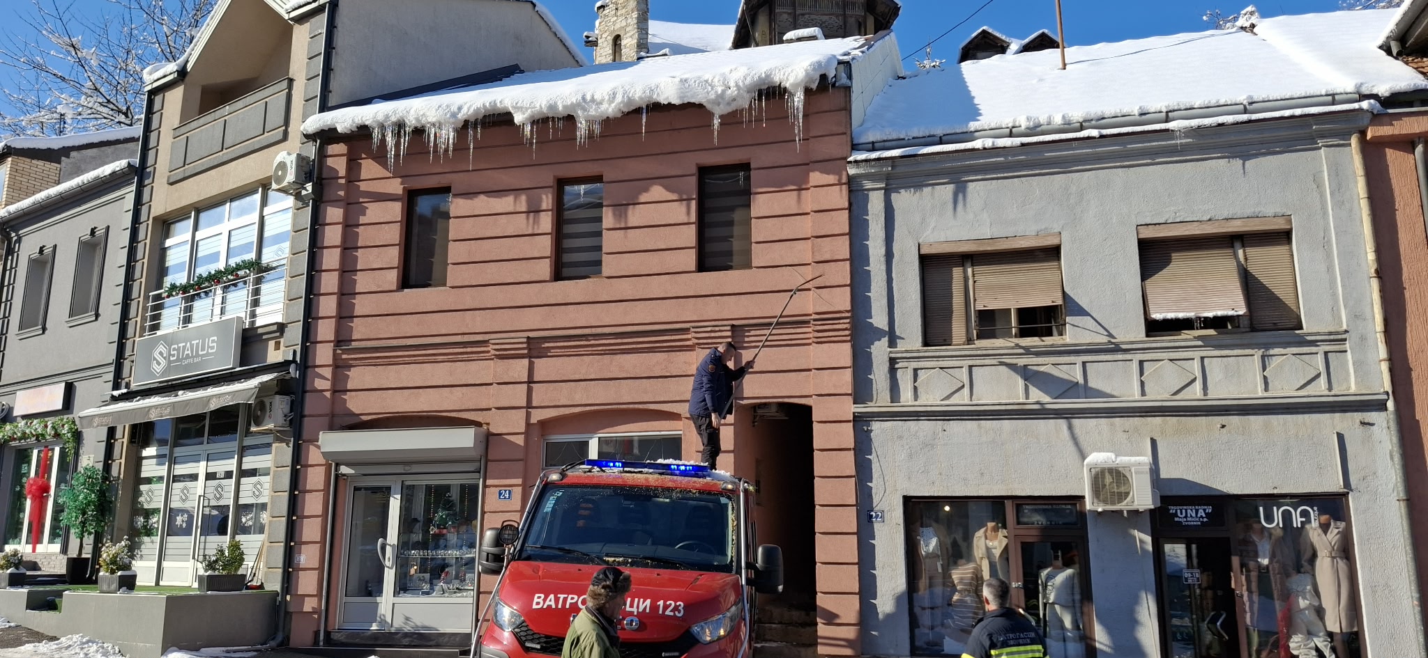 Upozorenje građanima: Opasnost od obrušavanja snijega i leda sa krovova