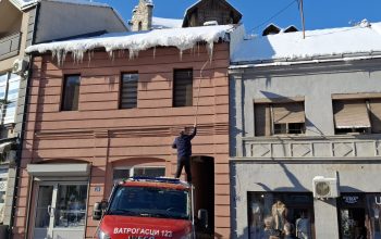 Upozorenje građanima: Opasnost od obrušavanja snijega i leda sa krovova (FOTO)