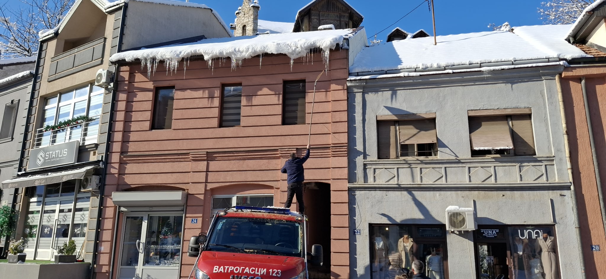 Upozorenje građanima: Opasnost od obrušavanja snijega i leda sa krovova