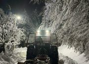 Radna akcija u Križevićima: Halil sa bratićima Ajdinom i Aldinom dva dana održava putnu komunikaciju između zavejana naselja