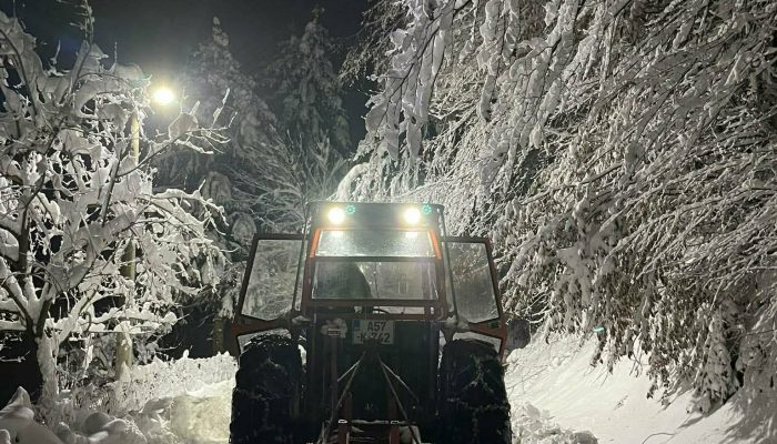 Radna akcija u Križevićima: Halil sa bratićima Ajdinom i Aldinom dva dana održava putnu komunikaciju između zavejana naselja