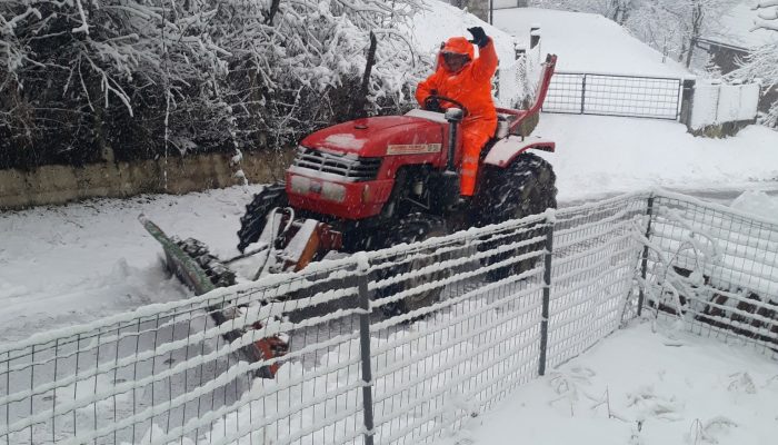 Društveni aktivizam na djelu: Mještani zvorničkih naselja Razim, Enes, Gavrići, Fadil vlastitom mehanizacijom čiste snijeg u svojim mjestima (FOTO)