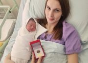 Tamara Matijašević prva beba rođena u 2026. godini u Zvorniku, gradonačelnik Bojan Ivanović uručio zlatnik (FOTO)