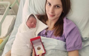 Tamara Matijašević prva beba rođena u 2026. godini u Zvorniku, gradonačelnik Bojan Ivanović uručio zlatnik (FOTO)