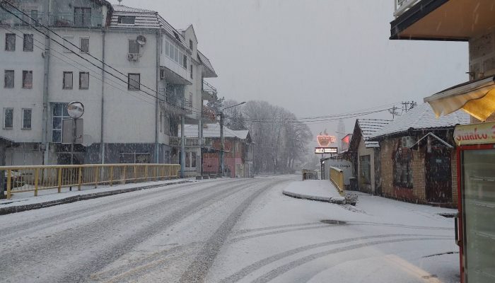 AMS RS: Na Crnom vrhu obustavljen saobraćaj za teretna vozila, sva mehanizacija ZvornikPuteva na terenu, putevi prohodni