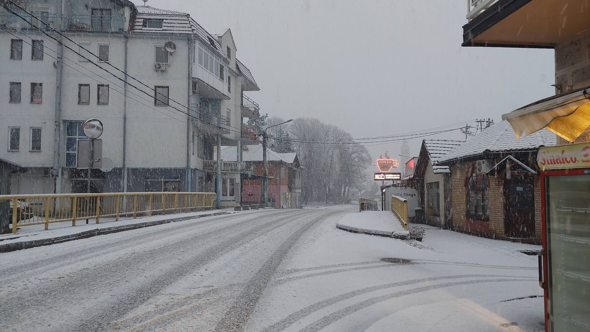 AMS RS: Na Crnom vrhu obustavljen saobraćaj za teretna vozila, sva mehanizacija ZvornikPuteva na terenu, putevi prohodni