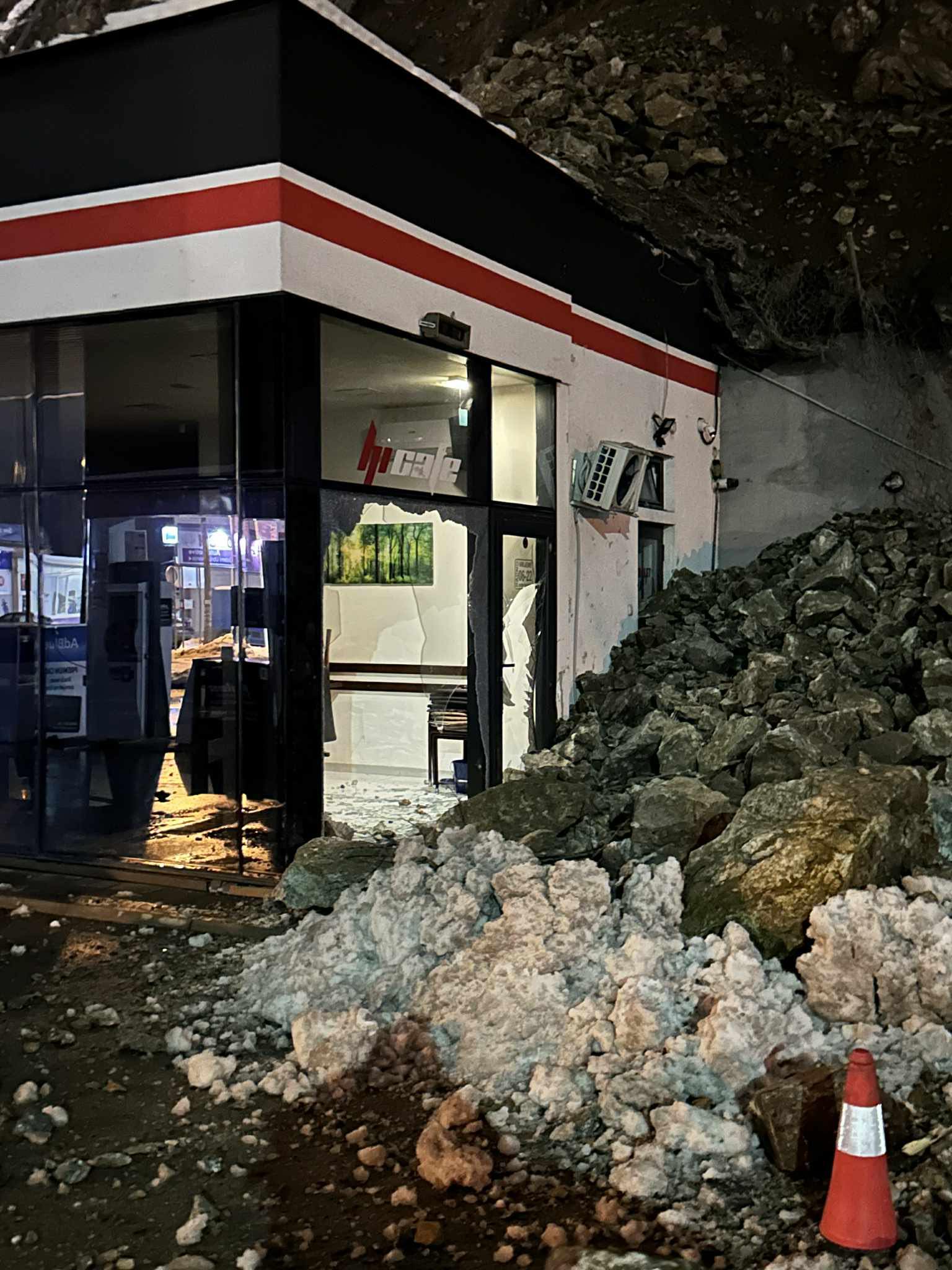 Odron pored magistralnog puta u Karakaju, ogromna materijalna šteta, srećom bez povrijeđenih lica (FOTO)